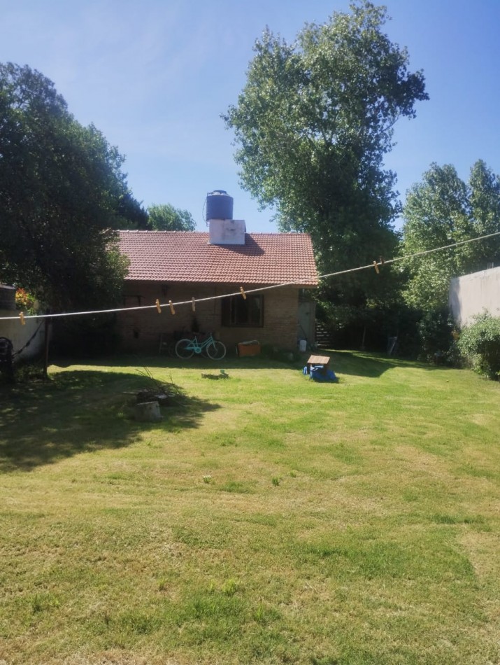 CHALET DE 4 AMBIENTES CON AMPLIO PARQUE. EL ALFAR. 