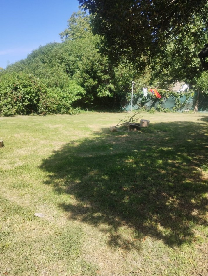 CHALET DE 4 AMBIENTES CON AMPLIO PARQUE. EL ALFAR. 