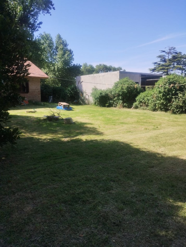 CHALET DE 4 AMBIENTES CON AMPLIO PARQUE. EL ALFAR. 