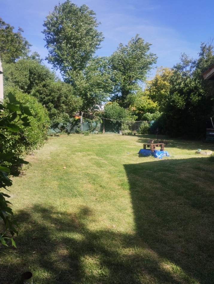 CHALET DE 4 AMBIENTES CON AMPLIO PARQUE. EL ALFAR. 