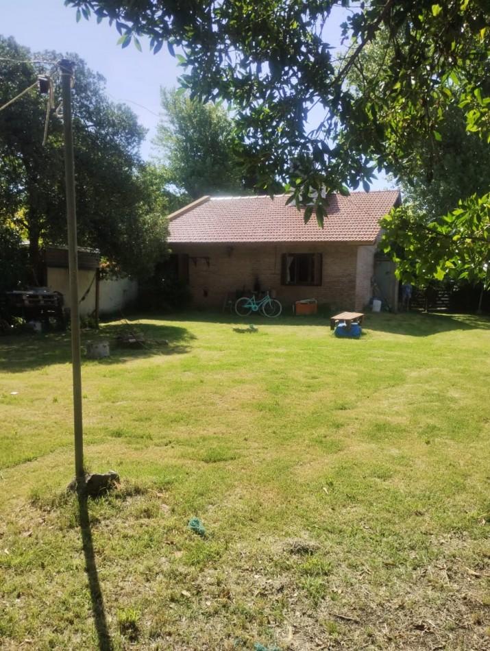 CHALET DE 4 AMBIENTES CON AMPLIO PARQUE. EL ALFAR. 