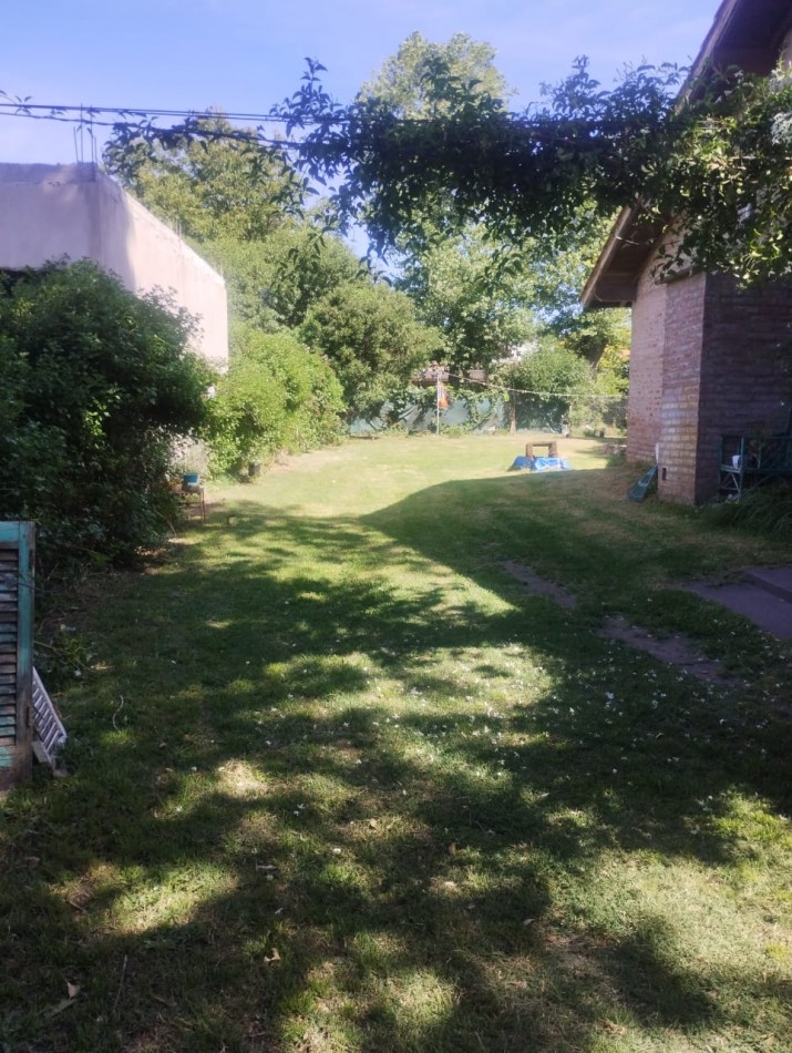 CHALET DE 4 AMBIENTES CON AMPLIO PARQUE. EL ALFAR. 