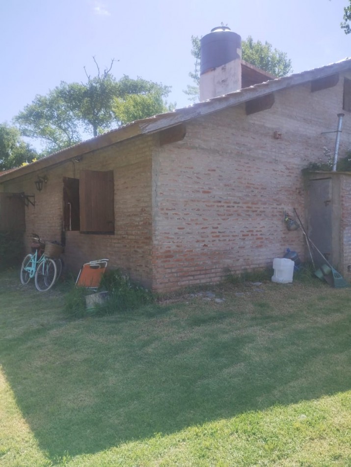 CHALET DE 4 AMBIENTES CON AMPLIO PARQUE. EL ALFAR. 