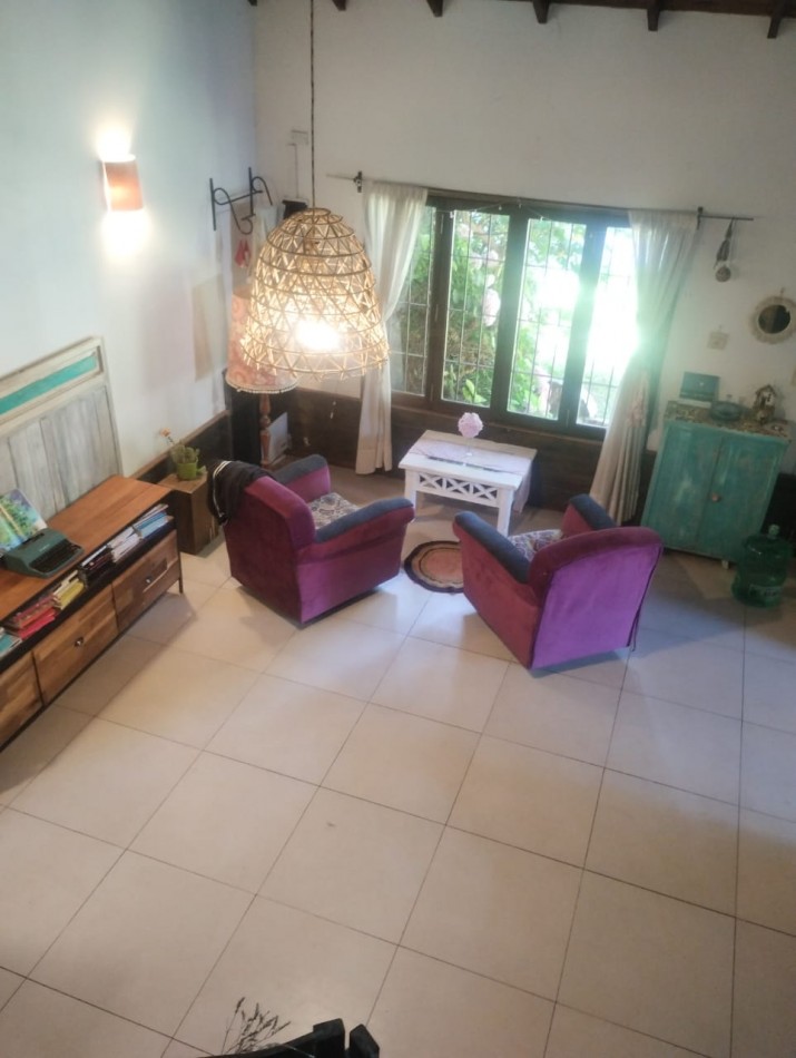 CHALET DE 4 AMBIENTES CON AMPLIO PARQUE. EL ALFAR. 