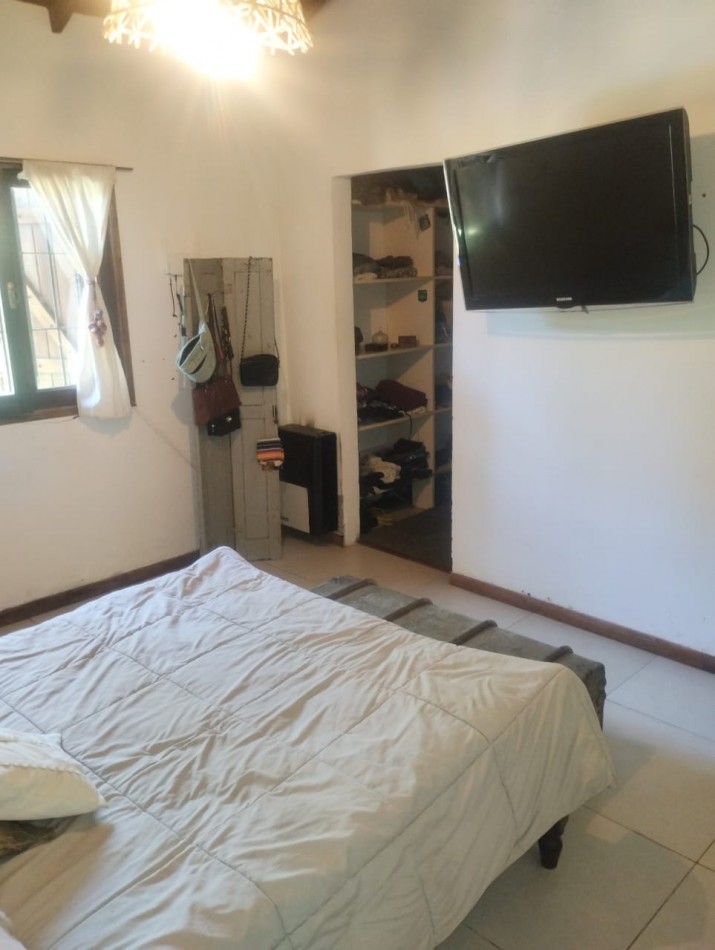 CHALET DE 4 AMBIENTES CON AMPLIO PARQUE. EL ALFAR. 