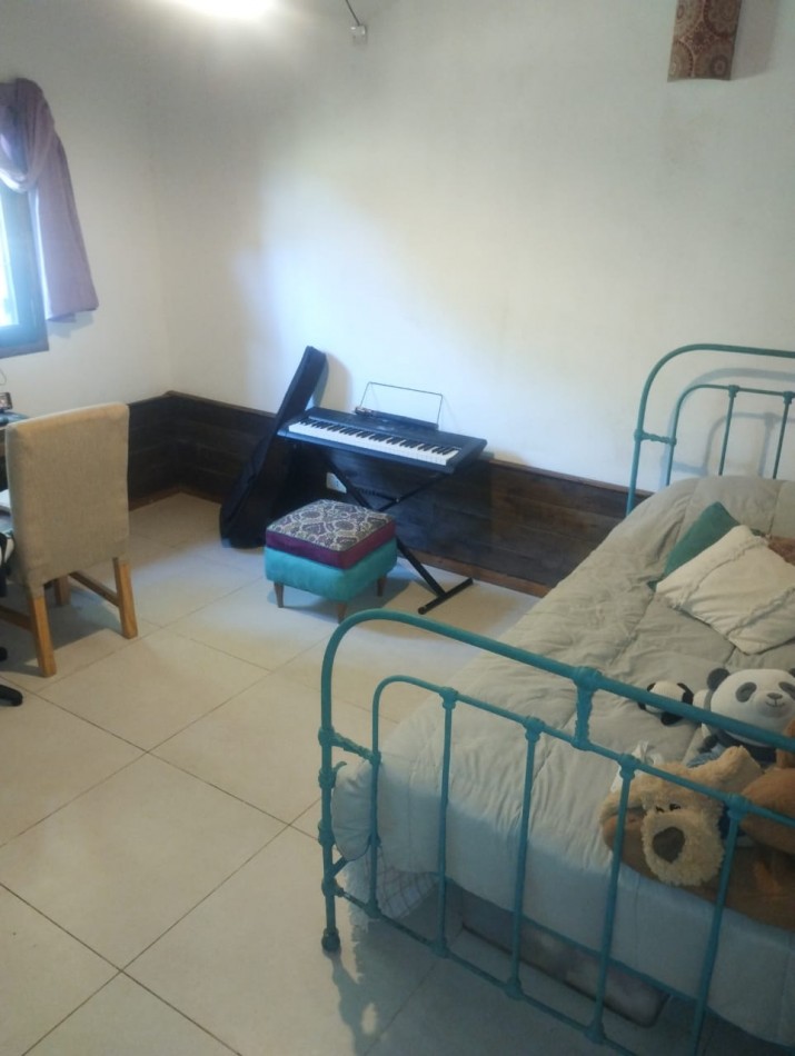 CHALET DE 4 AMBIENTES CON AMPLIO PARQUE. EL ALFAR. 