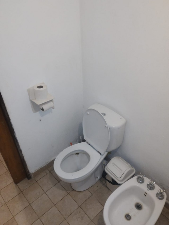 CHALET DE 4 AMBIENTES CON AMPLIO PARQUE. EL ALFAR. 