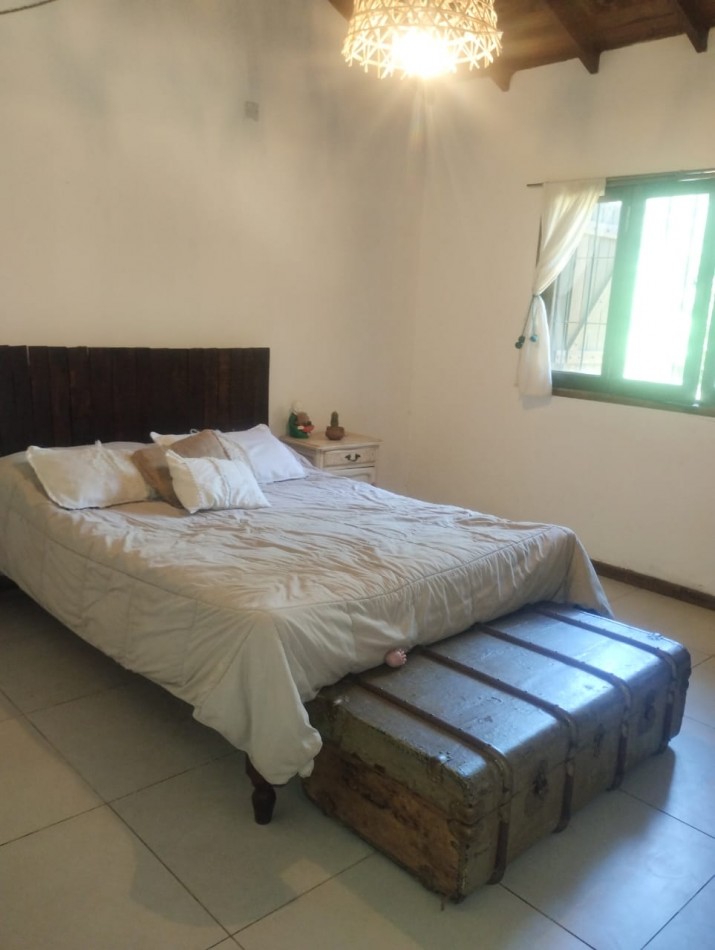 CHALET DE 4 AMBIENTES CON AMPLIO PARQUE. EL ALFAR. 