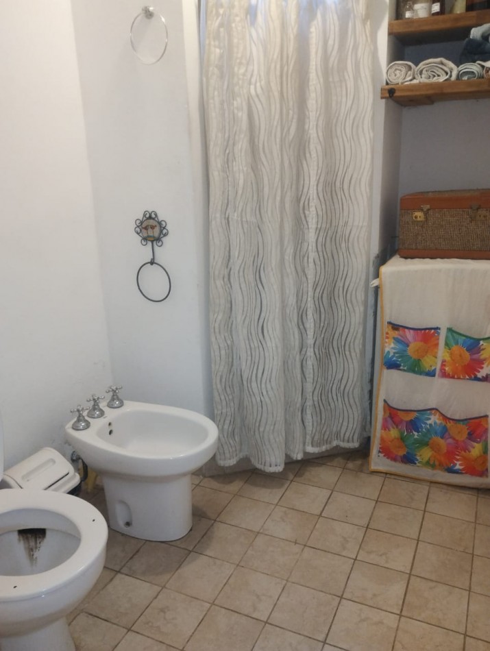 CHALET DE 4 AMBIENTES CON AMPLIO PARQUE. EL ALFAR. 