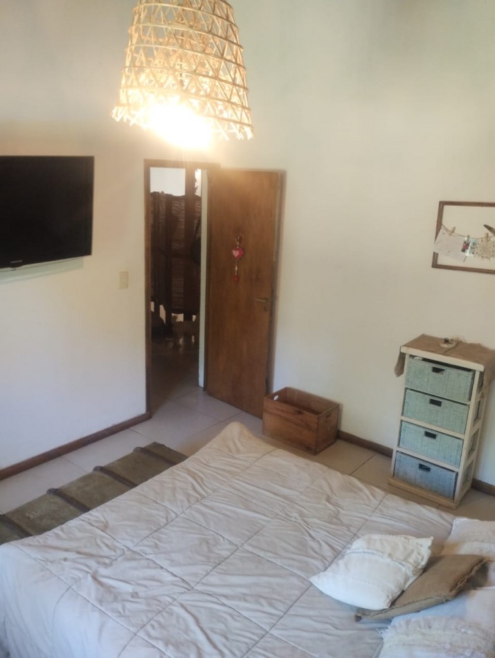 CHALET DE 4 AMBIENTES CON AMPLIO PARQUE. EL ALFAR. 