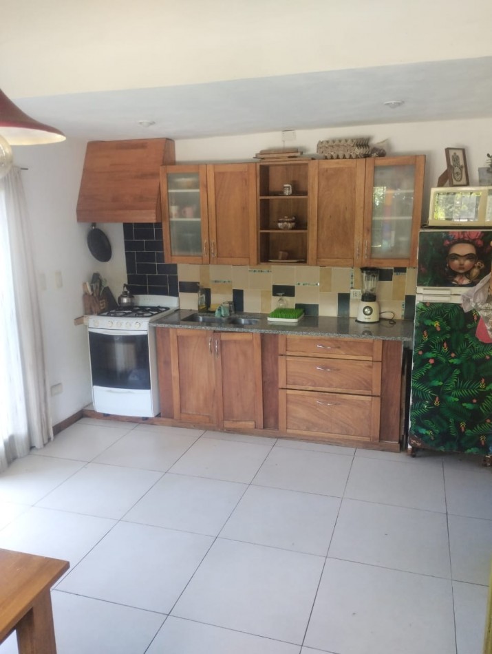 CHALET DE 4 AMBIENTES CON AMPLIO PARQUE. EL ALFAR. 