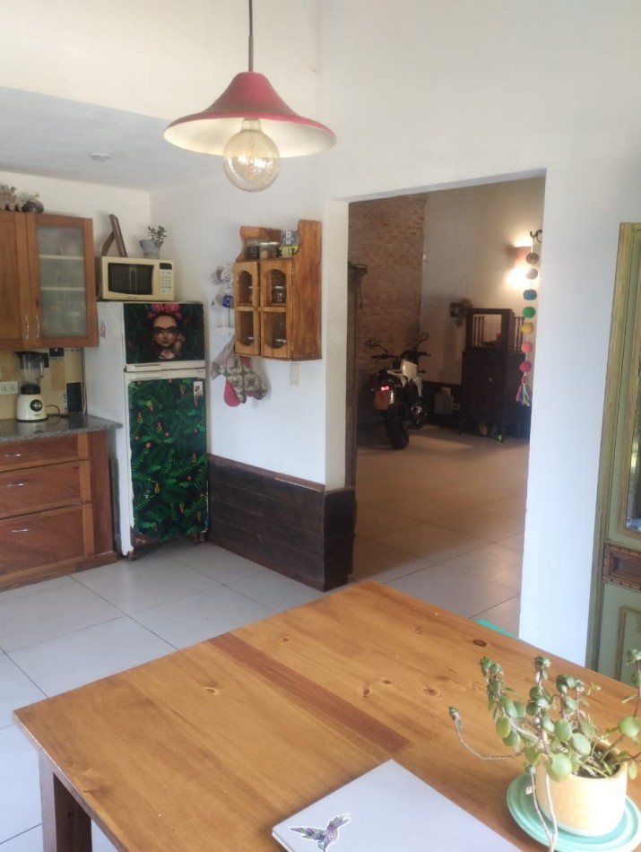 CHALET DE 4 AMBIENTES CON AMPLIO PARQUE. EL ALFAR. 