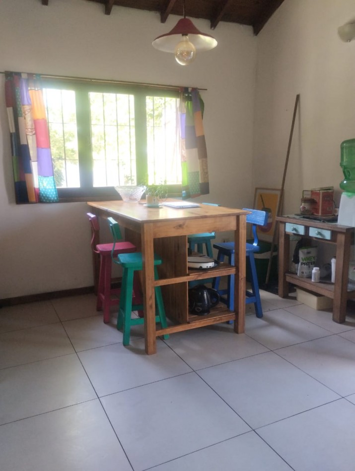 CHALET DE 4 AMBIENTES CON AMPLIO PARQUE. EL ALFAR. 