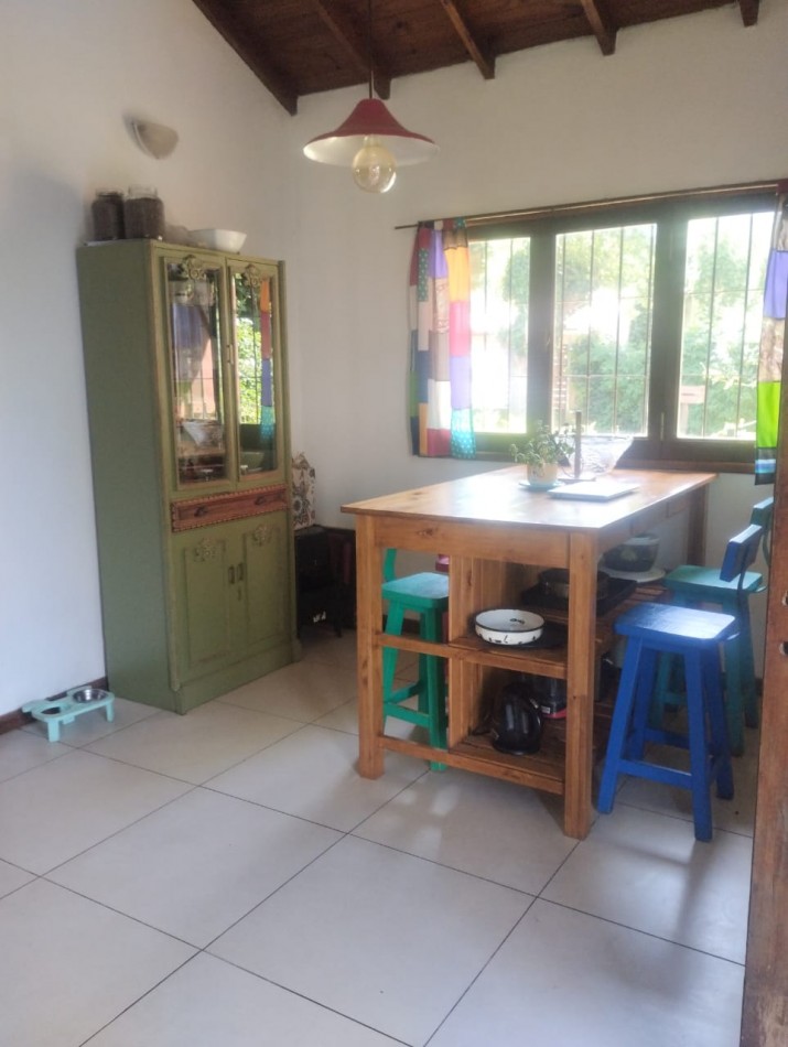 CHALET DE 4 AMBIENTES CON AMPLIO PARQUE. EL ALFAR. 