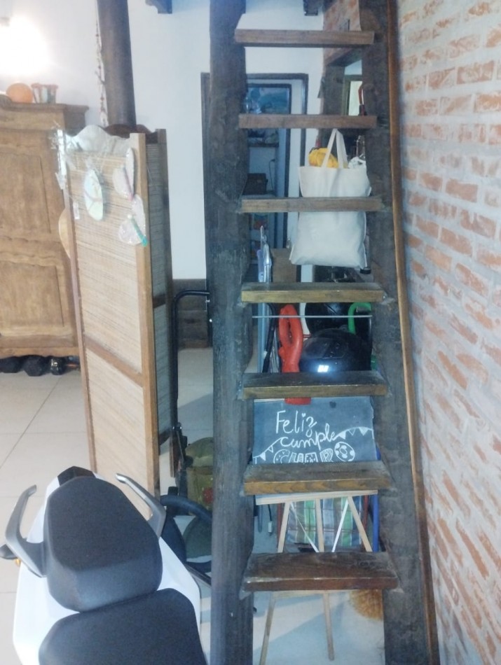 CHALET DE 4 AMBIENTES CON AMPLIO PARQUE. EL ALFAR. 