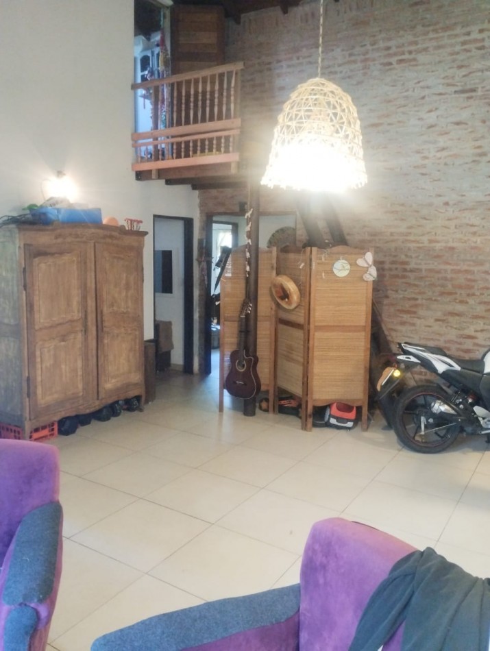 CHALET DE 4 AMBIENTES CON AMPLIO PARQUE. EL ALFAR. 