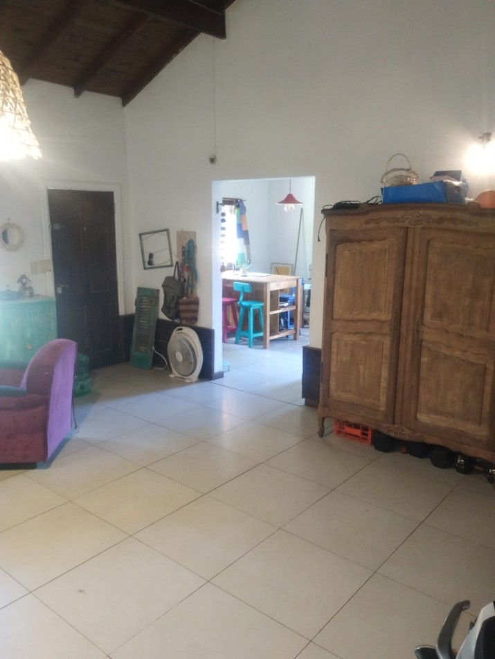 CHALET DE 4 AMBIENTES CON AMPLIO PARQUE. EL ALFAR. 
