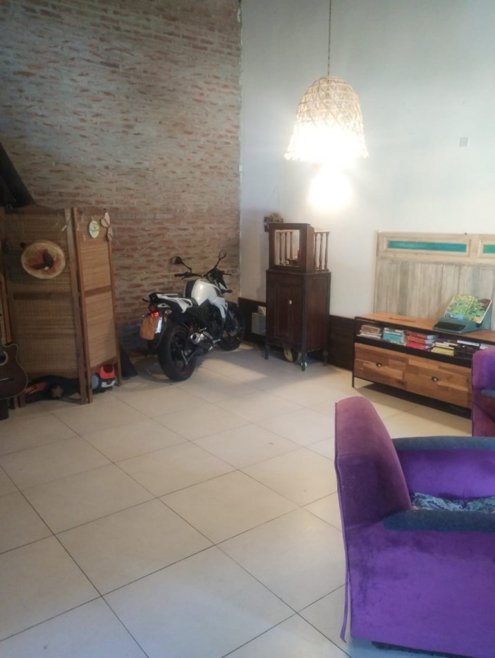 CHALET DE 4 AMBIENTES CON AMPLIO PARQUE. EL ALFAR. 