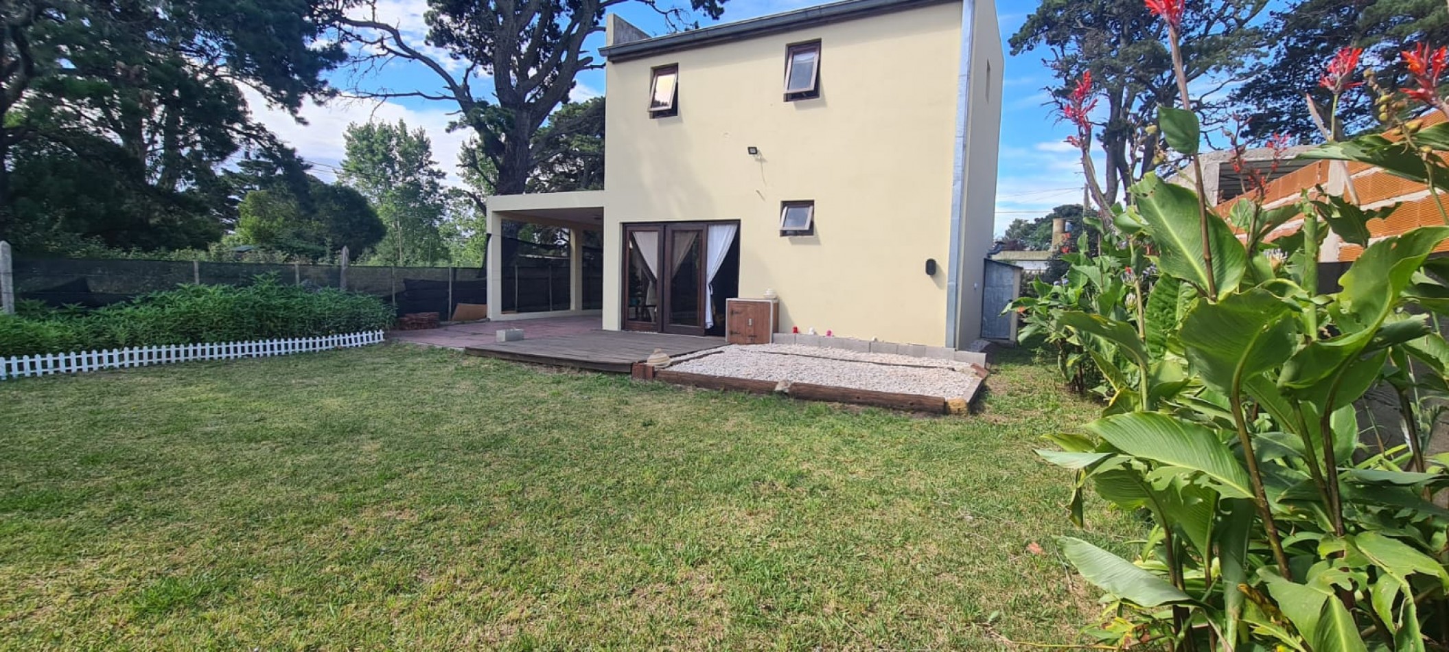 CASA EN DUPLEX EN ACANTILADOS. CERCANA AL GOLF Y BARRIOS PRIVADOS. 