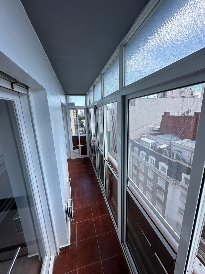 DEPARTAMENTO DE 3 AMBIENTES A LA CALLE CON COCHERA Y BAULERA. 