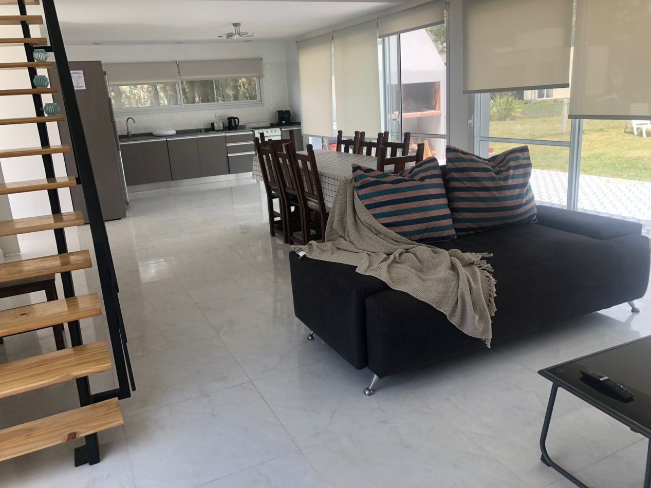 CASA  DE 4 AMBIENTES EN COUNTRY COSTA DEL SOL. MAR CHIQUITA. APTO CREDITO
