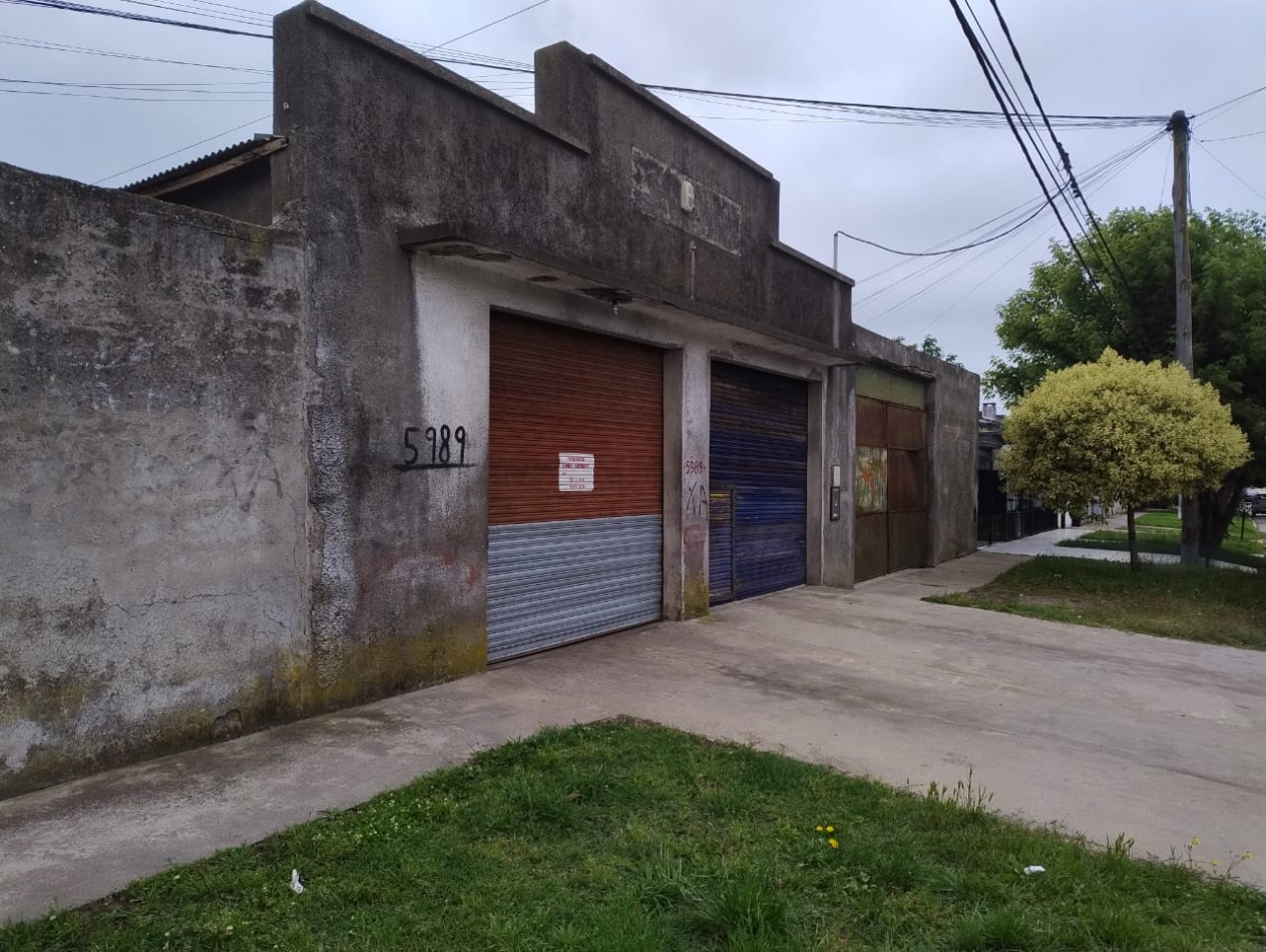 LOTE EN ESQUINA. 306 METROS. CON GALPON A RECICLAR DE 160 METROS. VILLA PRIMERA. R4.