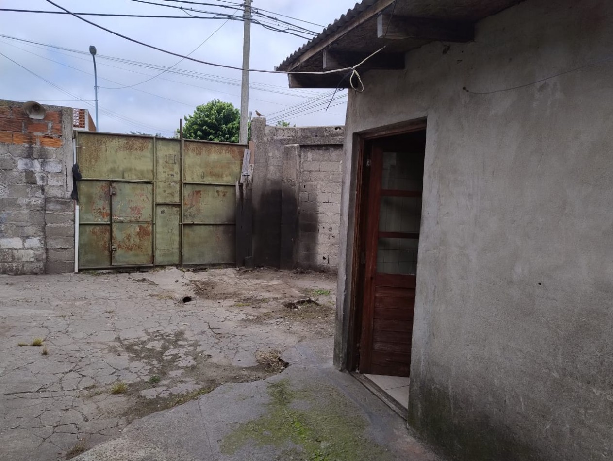 LOTE EN ESQUINA. 306 METROS. CON GALPON A RECICLAR DE 160 METROS. VILLA PRIMERA. R4.