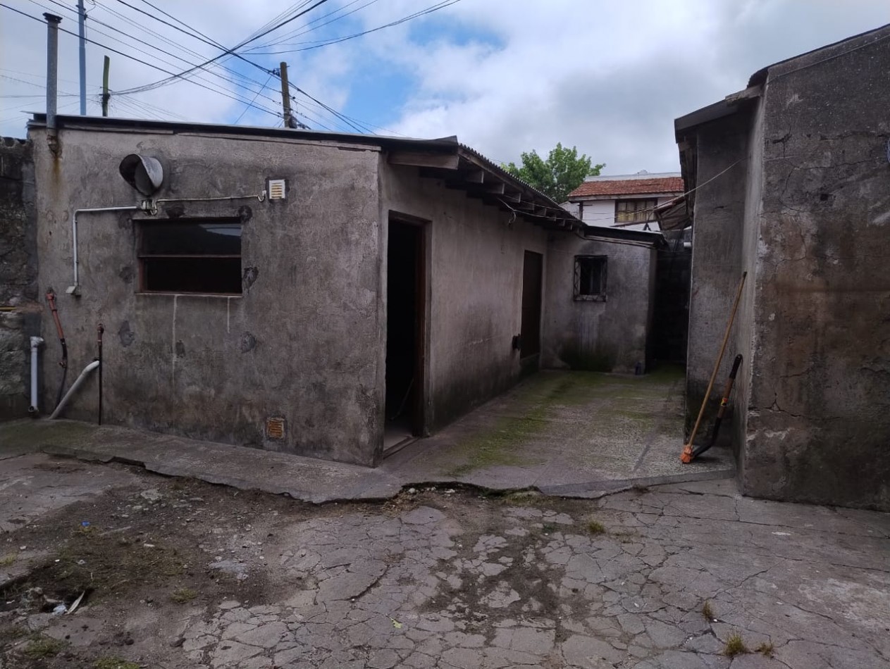 LOTE EN ESQUINA. 306 METROS. CON GALPON A RECICLAR DE 160 METROS. VILLA PRIMERA. R4.