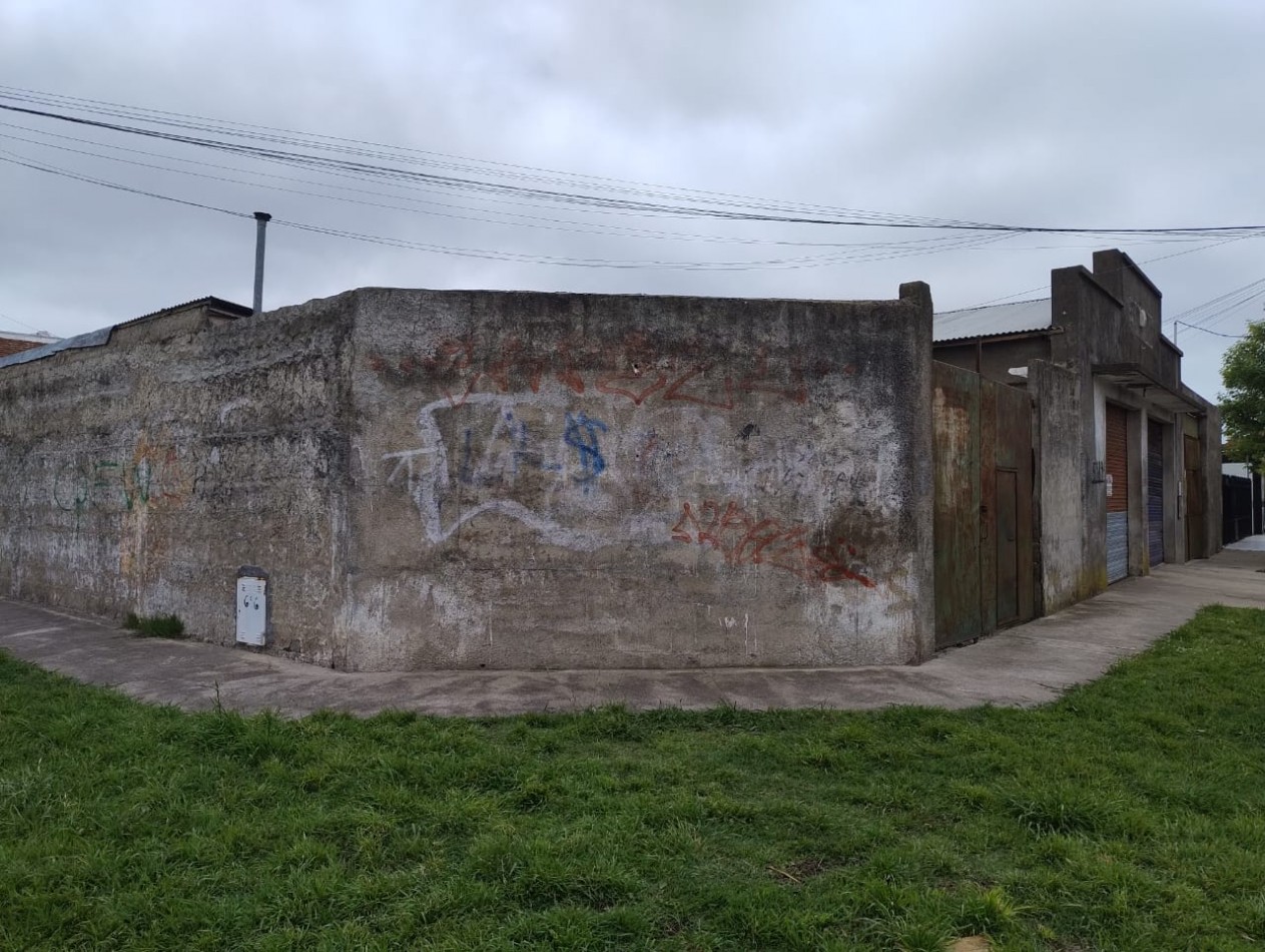 LOTE EN ESQUINA. 306 METROS. CON GALPON A RECICLAR DE 160 METROS. VILLA PRIMERA. R4.
