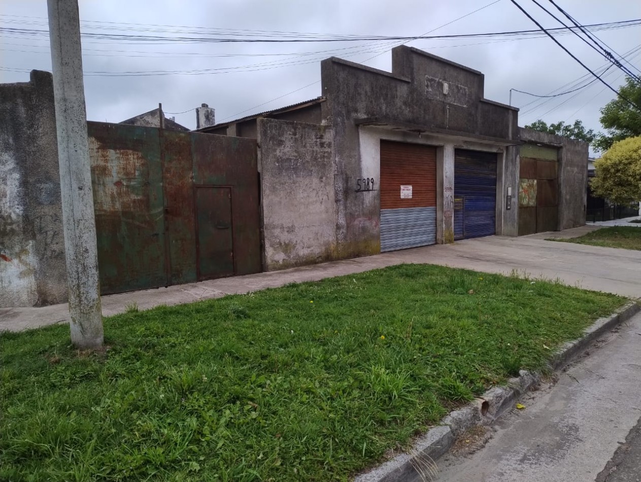 LOTE EN ESQUINA. 306 METROS. CON GALPON A RECICLAR DE 160 METROS. VILLA PRIMERA. R4.