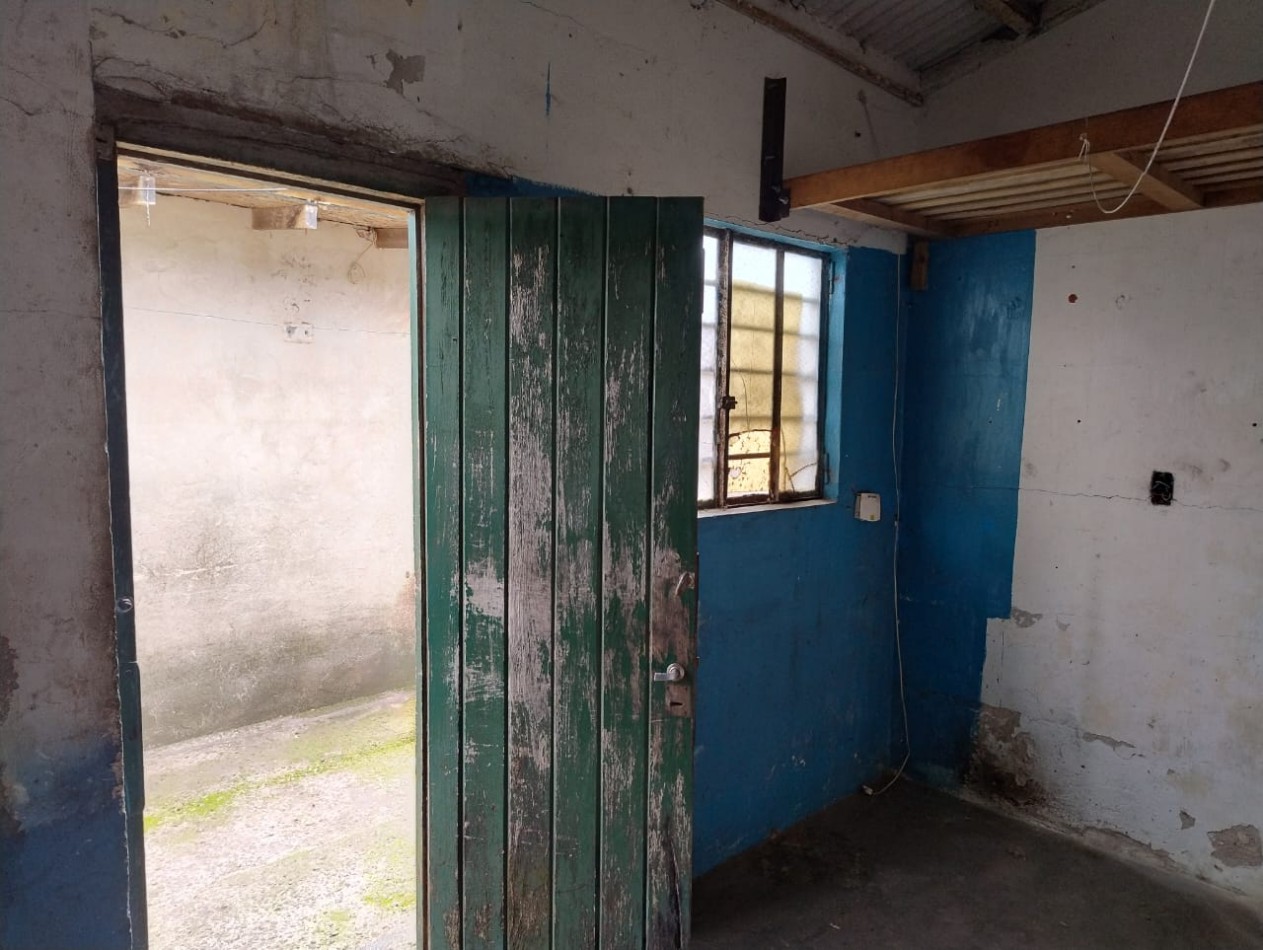 LOTE EN ESQUINA. 306 METROS. CON GALPON A RECICLAR DE 160 METROS. VILLA PRIMERA. R4.