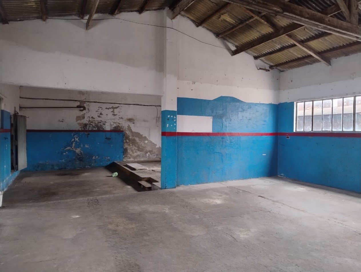 LOTE EN ESQUINA. 306 METROS. CON GALPON A RECICLAR DE 160 METROS. VILLA PRIMERA. R4.