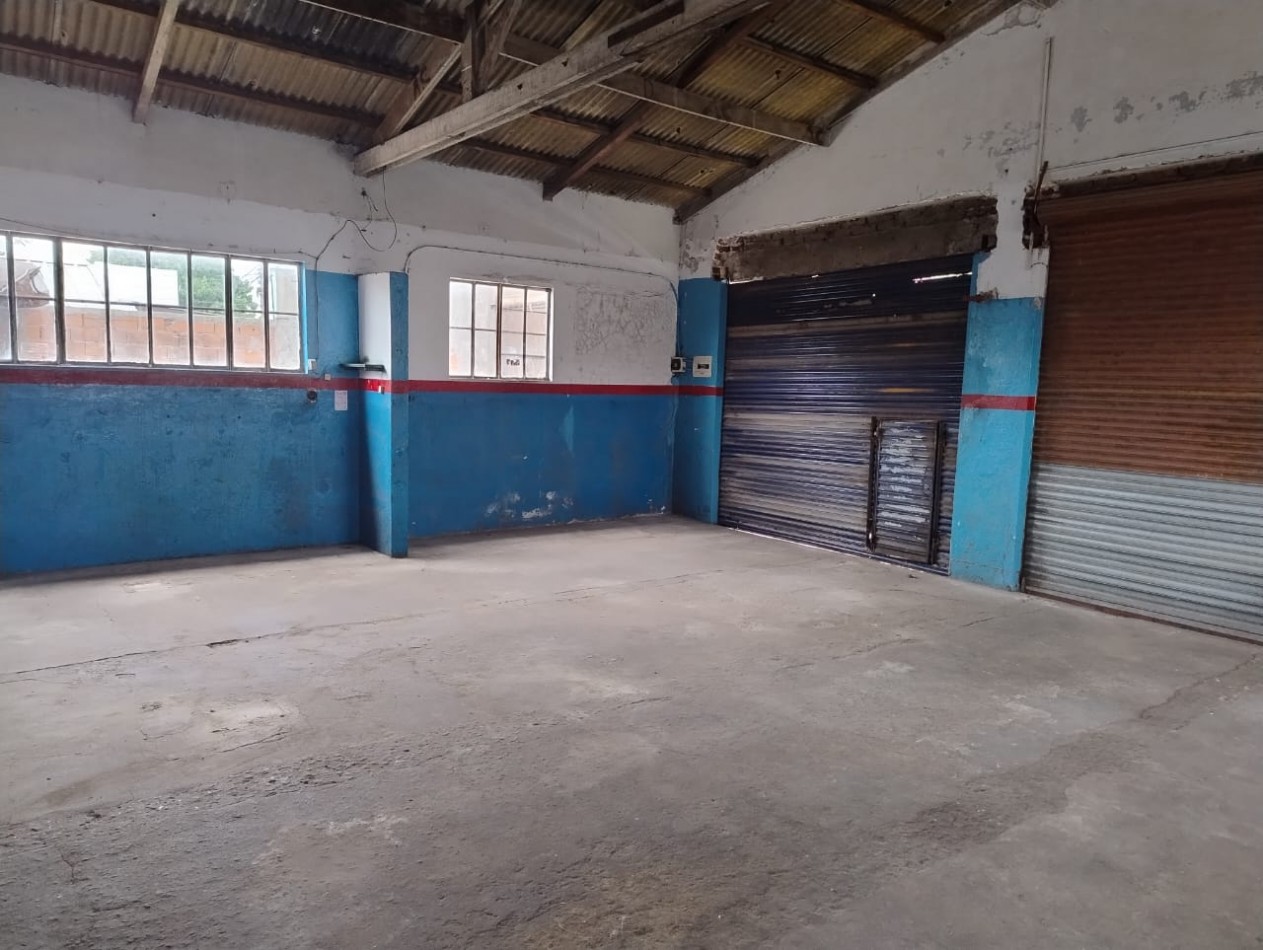 LOTE EN ESQUINA. 306 METROS. CON GALPON A RECICLAR DE 160 METROS. VILLA PRIMERA. R4.