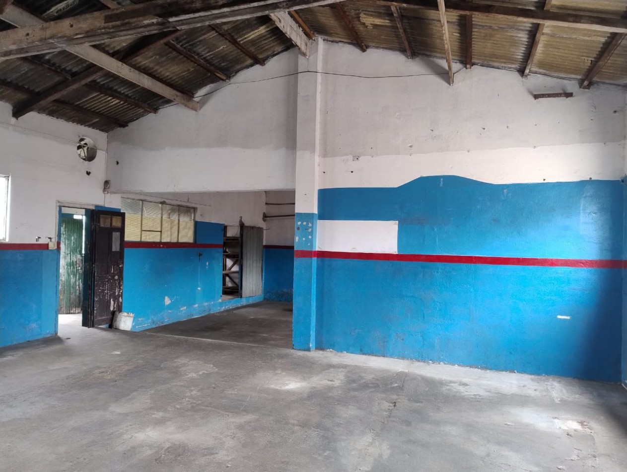 LOTE EN ESQUINA. 306 METROS. CON GALPON A RECICLAR DE 160 METROS. VILLA PRIMERA. R4.