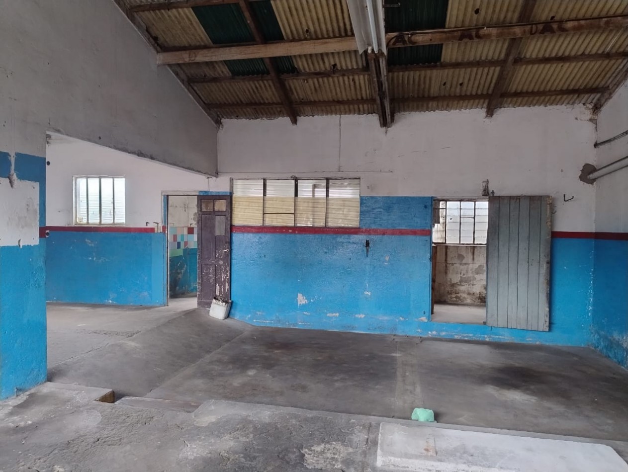 LOTE EN ESQUINA. 306 METROS. CON GALPON A RECICLAR DE 160 METROS. VILLA PRIMERA. R4.