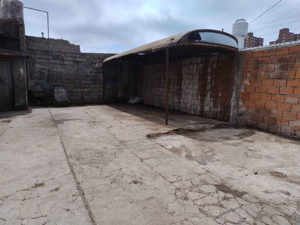 LOTE EN ESQUINA. 306 METROS. CON GALPON A RECICLAR DE 160 METROS. VILLA PRIMERA. R4.