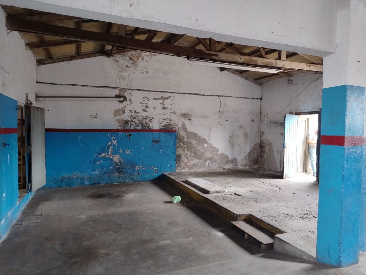 LOTE EN ESQUINA. 306 METROS. CON GALPON A RECICLAR DE 160 METROS. VILLA PRIMERA. R4.