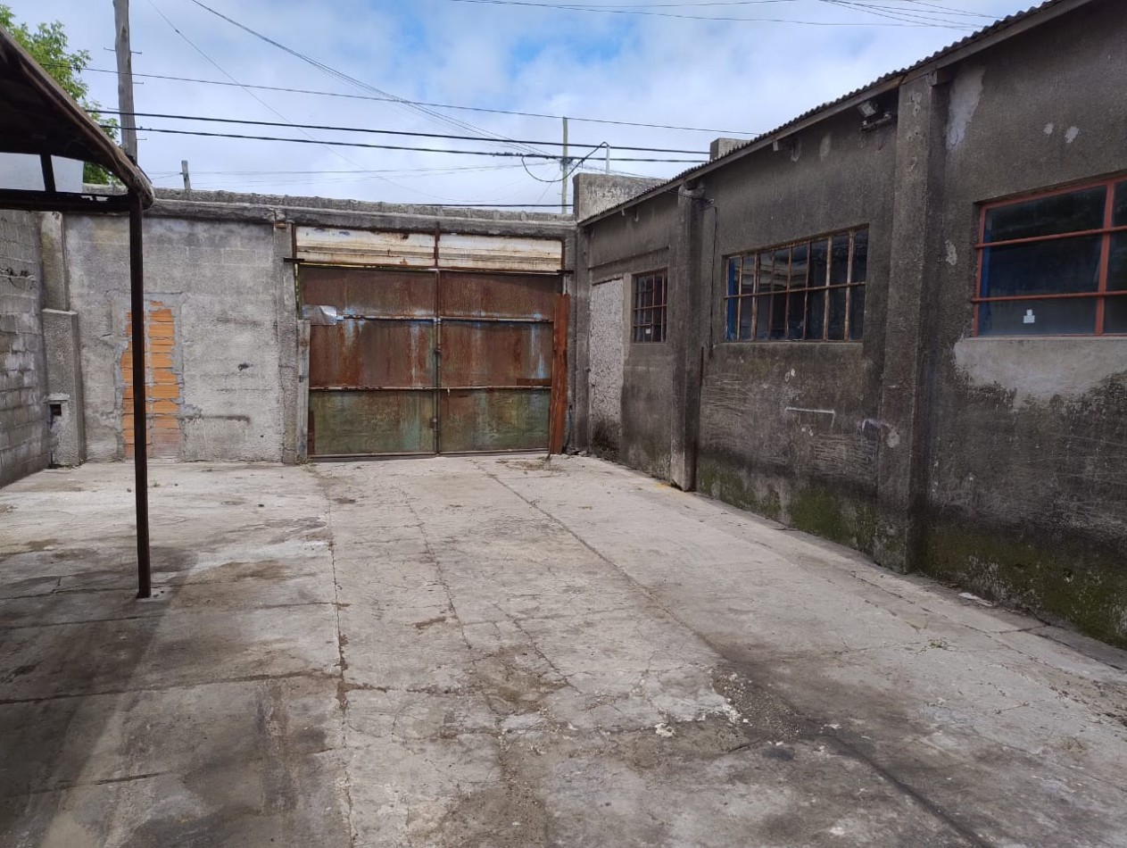 LOTE EN ESQUINA. 306 METROS. CON GALPON A RECICLAR DE 160 METROS. VILLA PRIMERA. R4.
