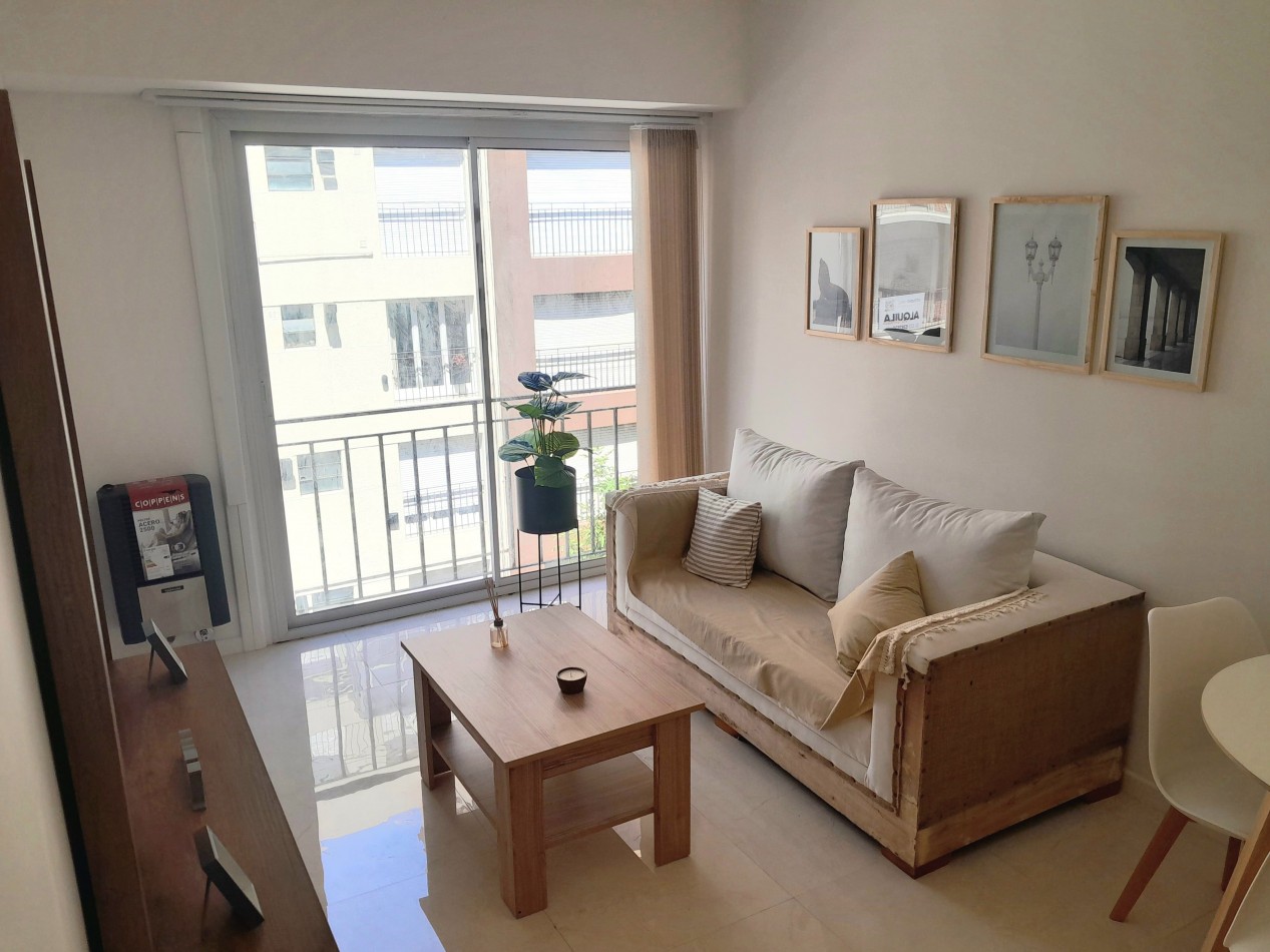DEPARTAMENTO DE 3 AMBIENTES A LA CALLE CON BALCON FRANCES. A METROS DE PLAZA COLON.