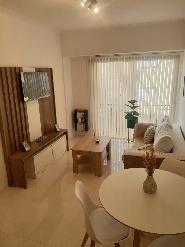 DEPARTAMENTO DE 3 AMBIENTES A LA CALLE CON BALCON FRANCES. A METROS DE PLAZA COLON.