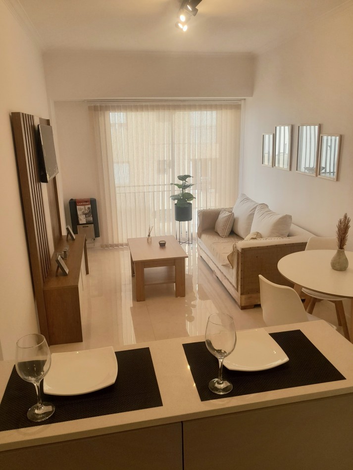 DEPARTAMENTO DE 3 AMBIENTES A LA CALLE CON BALCON FRANCES. A METROS DE PLAZA COLON.