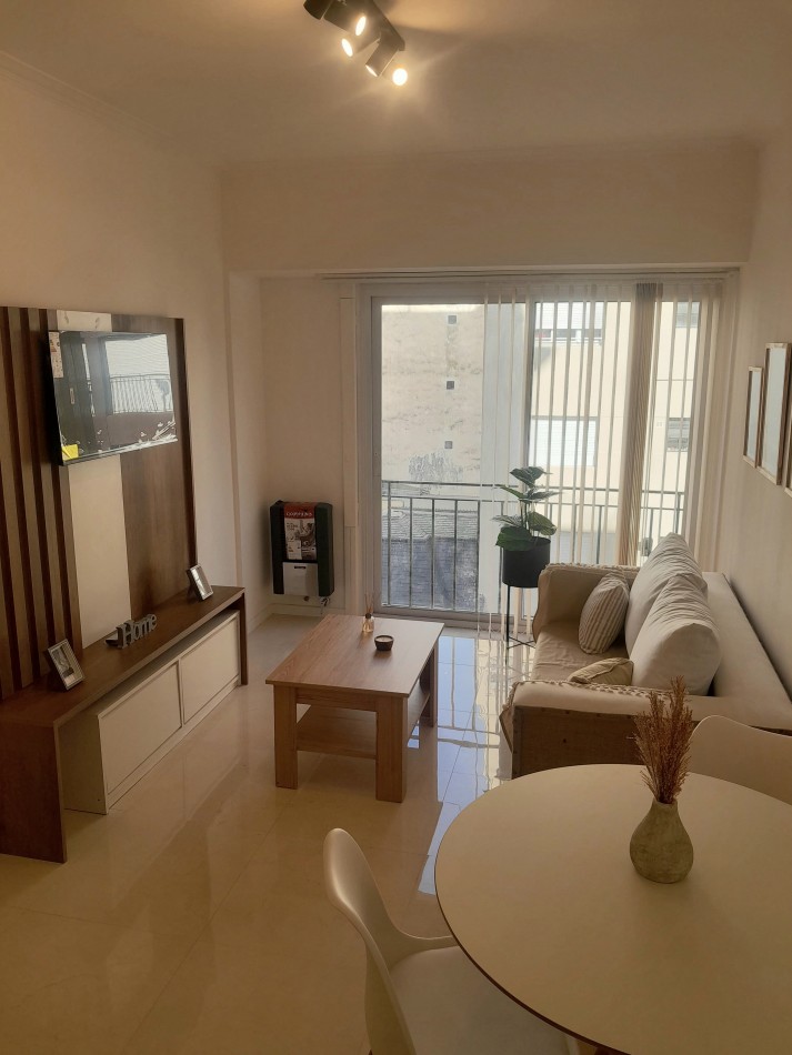 DEPARTAMENTO DE 3 AMBIENTES A LA CALLE CON BALCON FRANCES. A METROS DE PLAZA COLON.