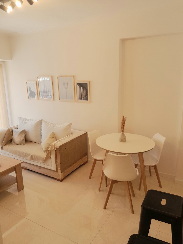 DEPARTAMENTO DE 3 AMBIENTES A LA CALLE CON BALCON FRANCES. A METROS DE PLAZA COLON.