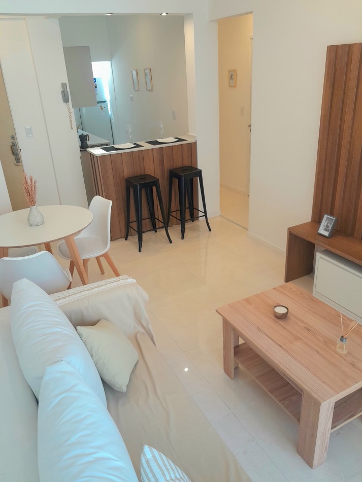 DEPARTAMENTO DE 3 AMBIENTES A LA CALLE CON BALCON FRANCES. A METROS DE PLAZA COLON.