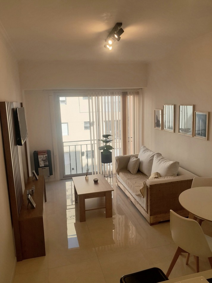 DEPARTAMENTO DE 3 AMBIENTES A LA CALLE CON BALCON FRANCES. A METROS DE PLAZA COLON.