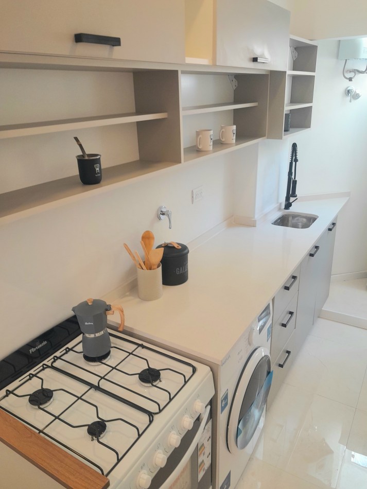 DEPARTAMENTO DE 3 AMBIENTES A LA CALLE CON BALCON FRANCES. A METROS DE PLAZA COLON.