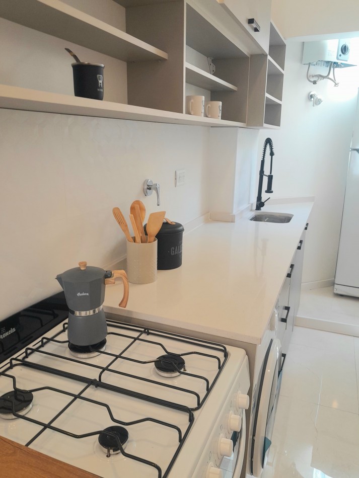 DEPARTAMENTO DE 3 AMBIENTES A LA CALLE CON BALCON FRANCES. A METROS DE PLAZA COLON.