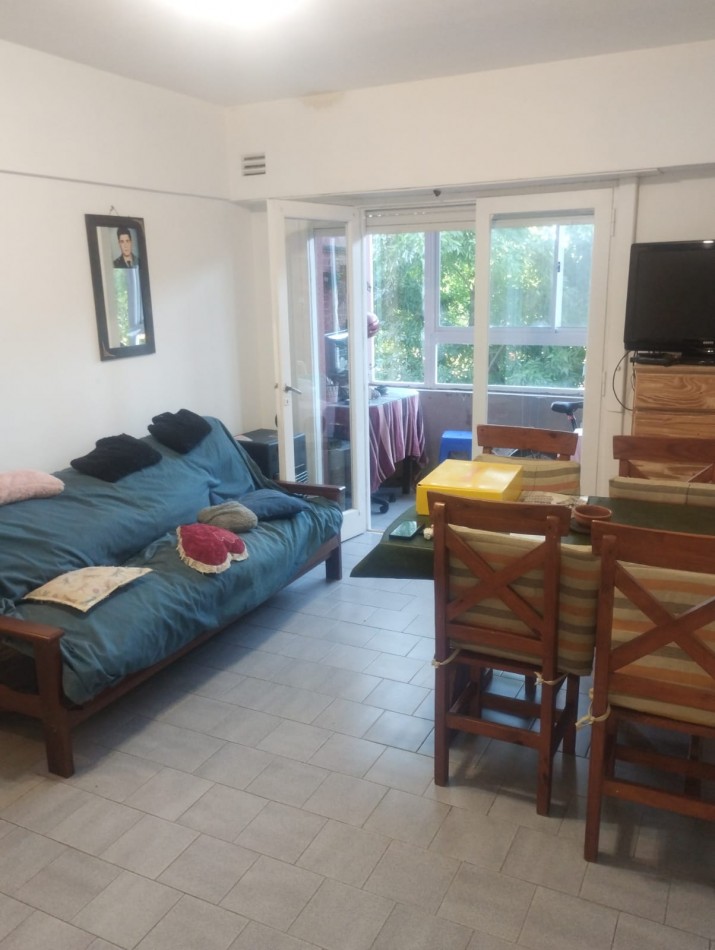 DEPARTAMENTO DE 3 AMBIENTES AMPLIOS. AL FRENTE CON BALCON SALIENTE. ESPACIO DE COCHERA