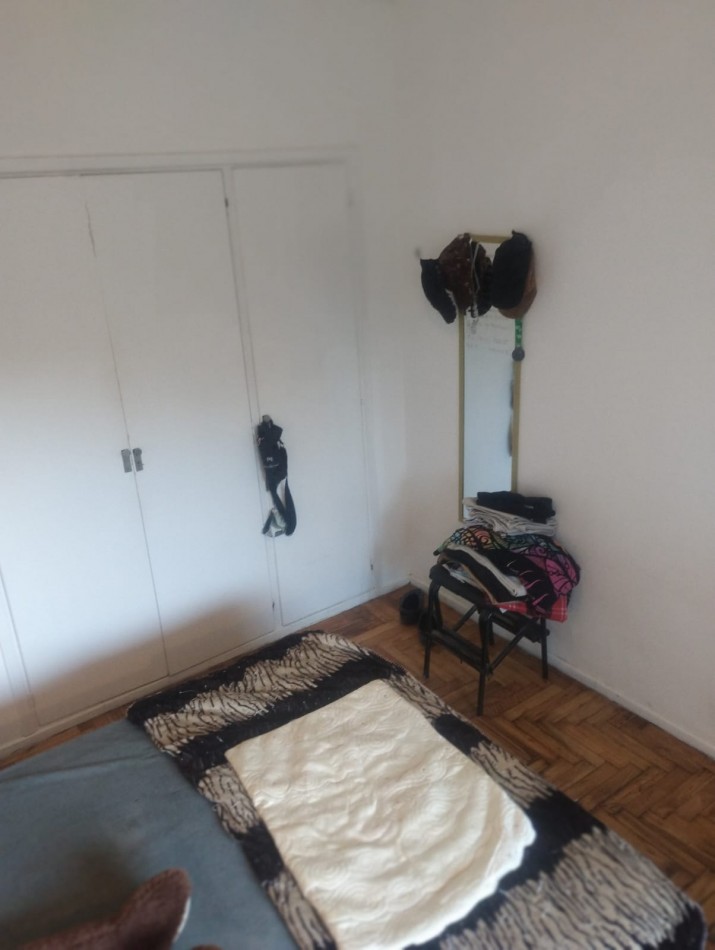 DEPARTAMENTO DE 3 AMBIENTES AMPLIOS. AL FRENTE CON BALCON SALIENTE. ESPACIO DE COCHERA
