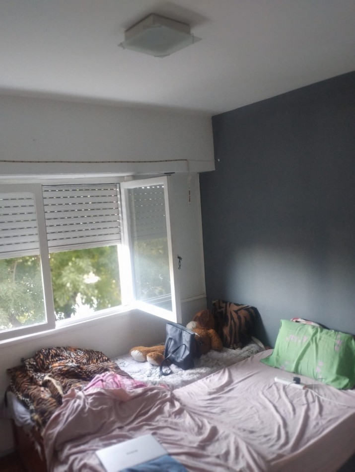 DEPARTAMENTO DE 3 AMBIENTES AMPLIOS. AL FRENTE CON BALCON SALIENTE. ESPACIO DE COCHERA